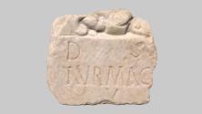 Tauroktonie-Relief (?) mit Weihinschrift