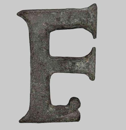 Gürtelbeschlag in Buchstabenform "F"